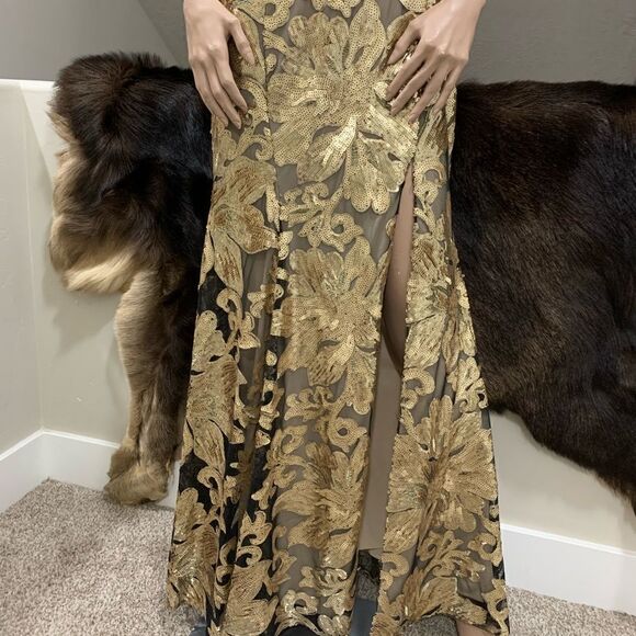 Gorgeous Sequined Golden Floral Lace Mermaid Gown - Picture 12 of 16